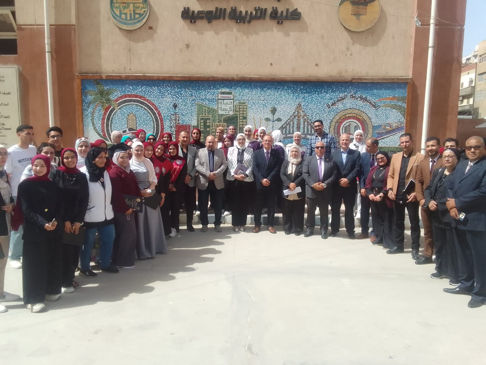 أهم اللقطات الجماعية لطلاب وخريجي نوعية طنطا والسادة الإعلاميين والرعاة والضيوف بصحبة نائب رئيس الجامعة لشئون التعليم والطلاب 